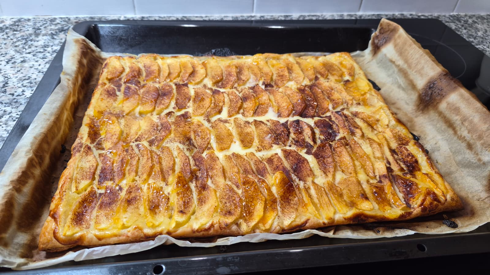 Coca de hojaldre con manzana y natillas