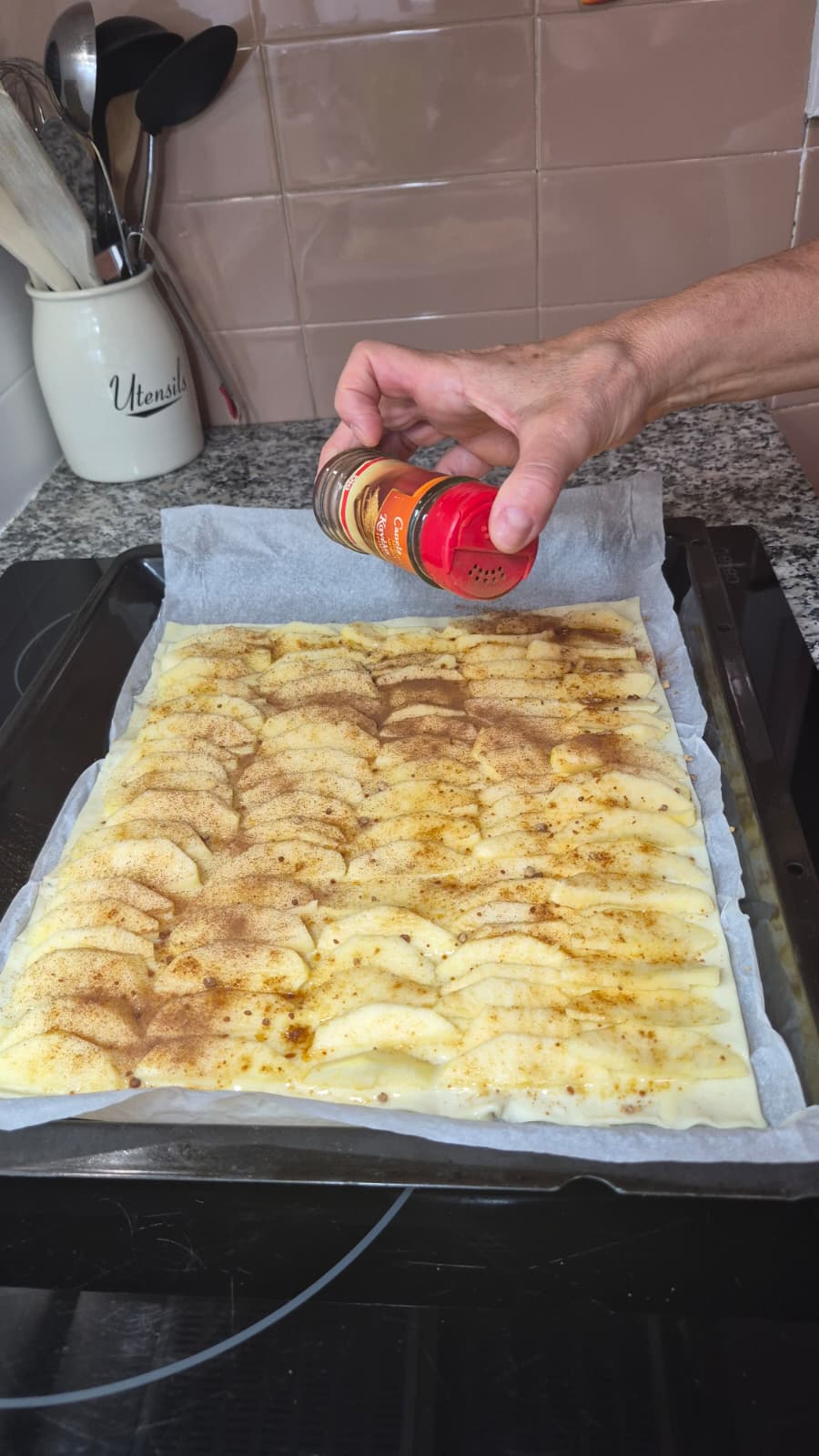 Coca de hojaldre con manzana y natillas